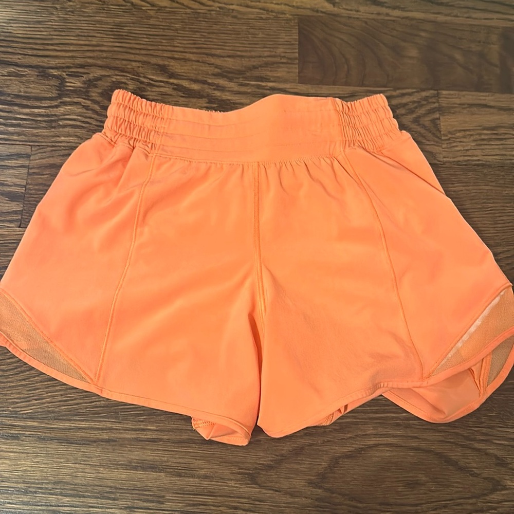 Lululemon low rise hotty hot shorts 4'